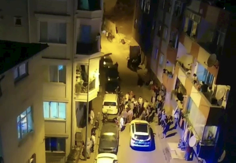 İstanbul’da “arabama sürttün” meydan kavgası kamerada: Polis biber gazıyla müdahale etti
