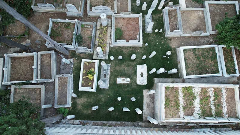 Karacaahmet Mezarlığı’ndaki ‘Hattatlar Sofası’ restore edildi
