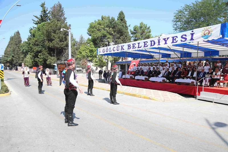 Gölcük’te zafer bayramı halk oyunları ve bando gösterileriyle kutlandı