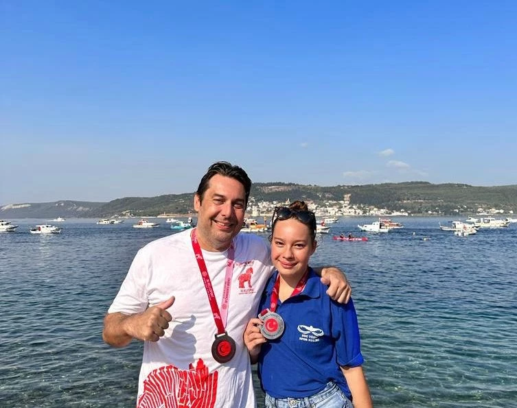 Başkan Yardımcısı Hasanoğlu kızıyla Boğazı yüzerek geçti
