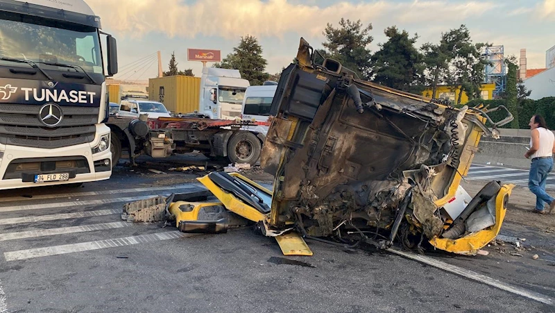 Kocaeli’de tırın kupası koptu: 1’i ağır 2 yaralı