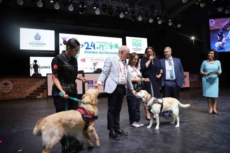 Büyükçekmece Belediyesi tarafından 31 kişinin hayatını kurtaran köpeklere madalya verildi