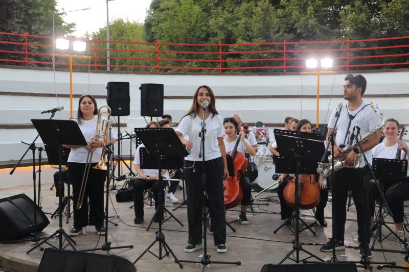 İzmit Belediyesi’nden Özkan Uğur’a müzikal anma
