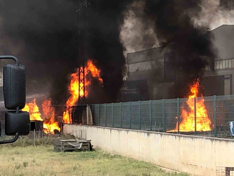 Kimya fabrika yangınında fabrikanın etrafında geniş güvenlik önlemleri alındı
