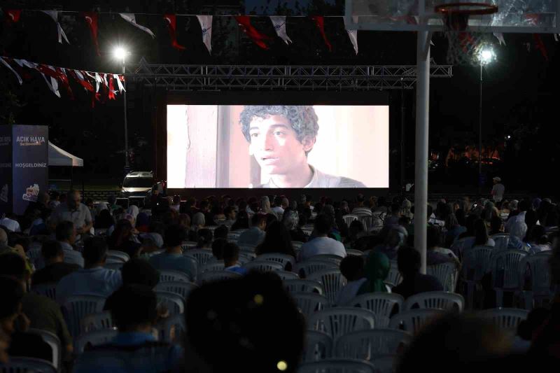 Sultangazi’de açık hava sinema keyfi ‘Müslüm’ filmiyle başladı