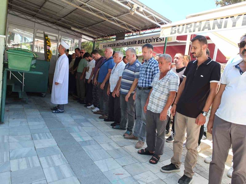 Bahçe çimlerini sularken elektriğe kapılıp öldü
