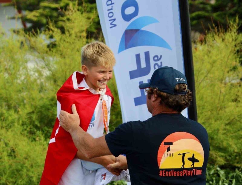 11 yaşındaki milli sörfçü Sarp, dünya üçüncüsü oldu
