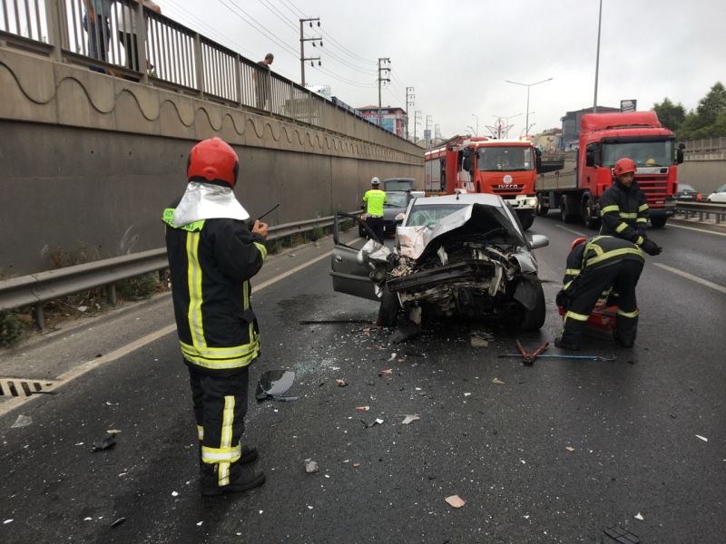 Otomobil iş makinesine arkadan çarptı: 1 kişi ağır yaralandı
