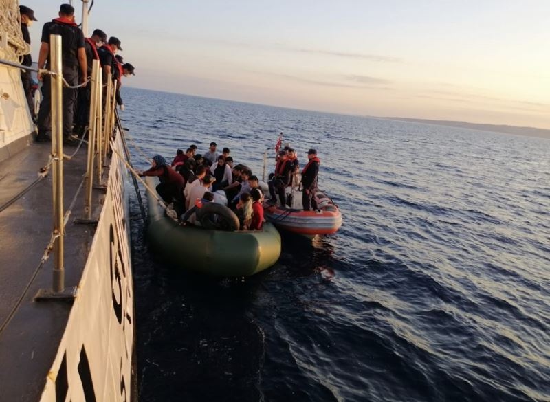 Ezine açıklarında 33 kaçak göçmen ile 3 göçmen kaçakçısı yakalandı
