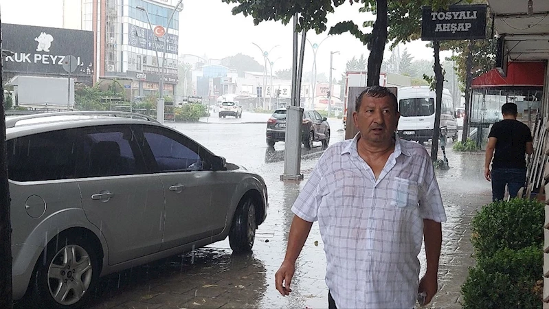 Kocaeli’de sağanak yağmur hayatı olumsuz etkiledi, caddeler sular altında kaldı
