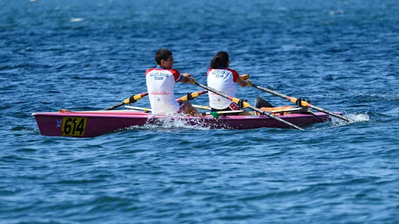 İzmit Körfezi, kürekçilerin nefes kesen mücadelelerine sahne oldu
