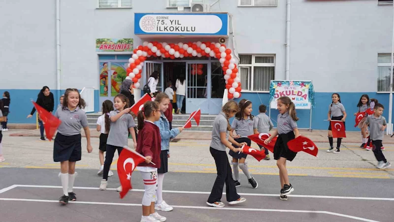 Edirne’de İlk ders zili çaldı, okullar çocuk sesleriyle şenlendi
