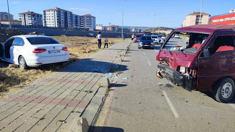 Edirne’de otomobil ve panelvan çarpıştı: 3 yaralı
