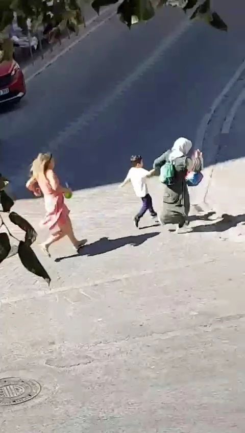 Esenyurt’ta yoldan geçenlere saldıran kadın kameralara yansıdı
