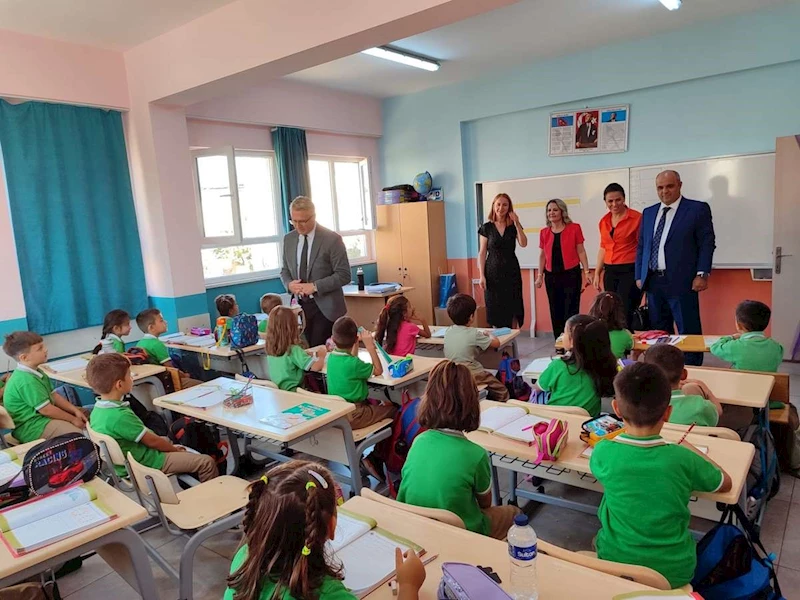 Kaymakam Ahmet Odabaş  “İlköğretim Haftası” kutlamasında çocuklarla
