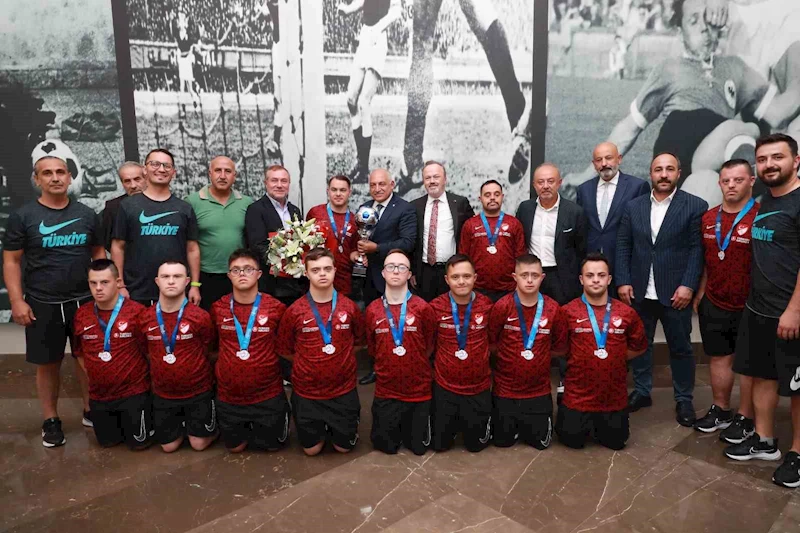 Down Sendromlular Milli Takımı, Avrupa kupasını Başkan Büyükekşi’ye getirdi
