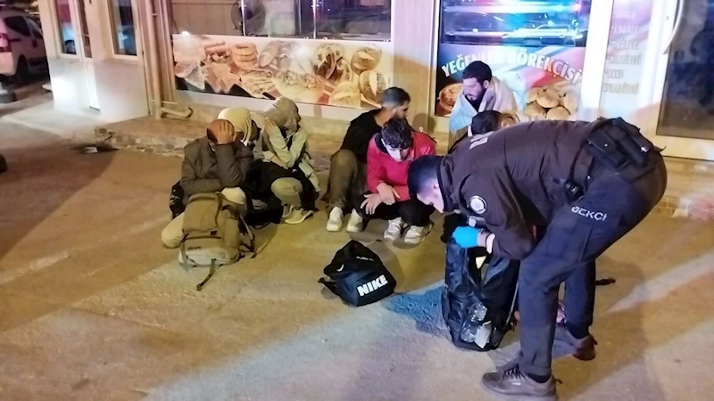 Polisten kaçan göçmen kaçakçıları, yol çalışmasının yapıldığı ‘kapalı’ sokakta yakalandı
