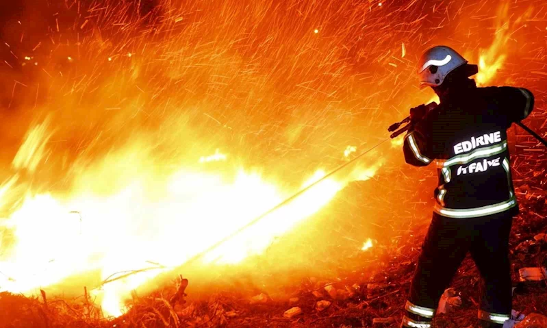 Edirne’de otluk alanda yangın: Alevler geceyi aydınlattı
