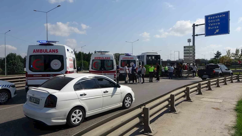 Halk otobüsüyle otomobil çarpıştı, 3 yolcu yaralandı
