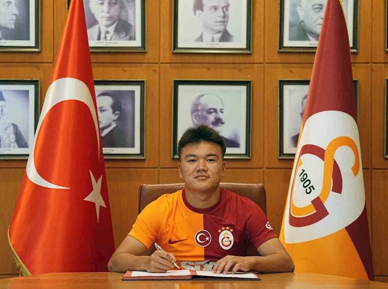 Galatasaray, Beknaz Almazbekov ile yeni sözleşme imzaladı
