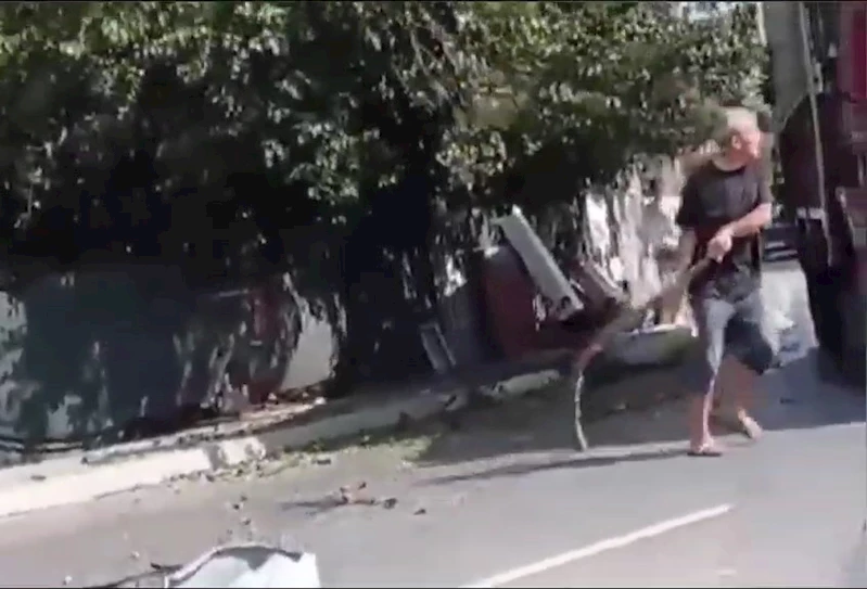 Arnavutköy’de yola sarkan ağacın dallarına çarpan kamyon şoförüne böyle saldırdılar
