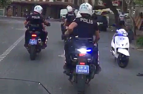Edremit’te polislerin motosikletliyi kovalamacasında 2 kişi yakalandı
