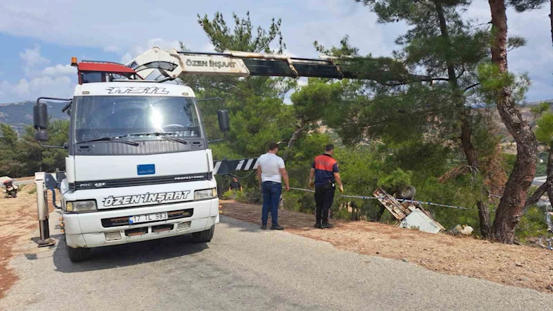 Bayramiç’te şarampole yuvarlanan kamyonetin sürücüsü hayatını kaybetti

