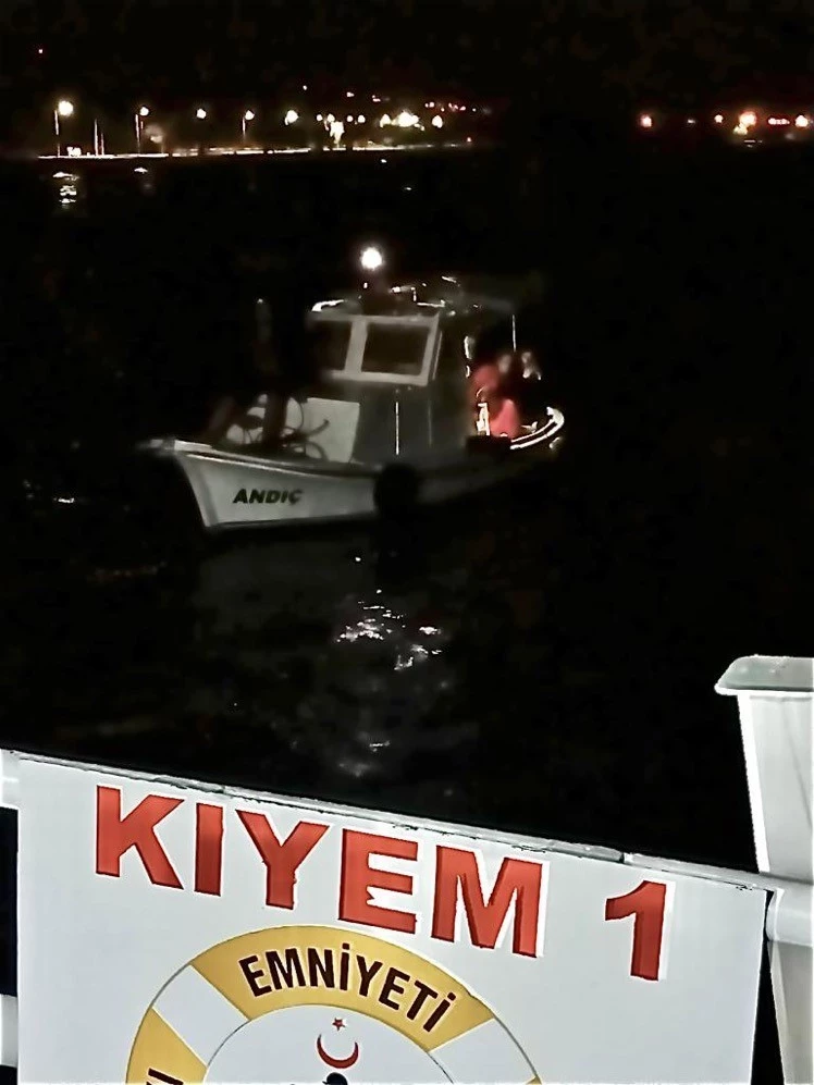 Çanakkale Boğazı’nda sürüklenen tekne kurtarıldı
