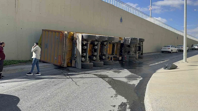 Arnavutköy’de sürücüsünün kontrolünden çıkan kamyon yan yattı, faciadan dönüldü
