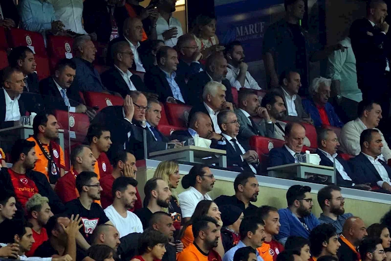 Bakan Bak, Galatasaray - Kopenhag maçını stattan izledi

