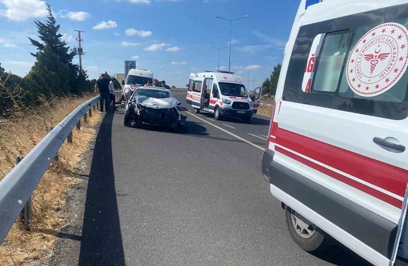 Yolunu şaşıran sürücü ters yöne girince minibüsle kafa kafaya çarpıştı: 5 yaralı
