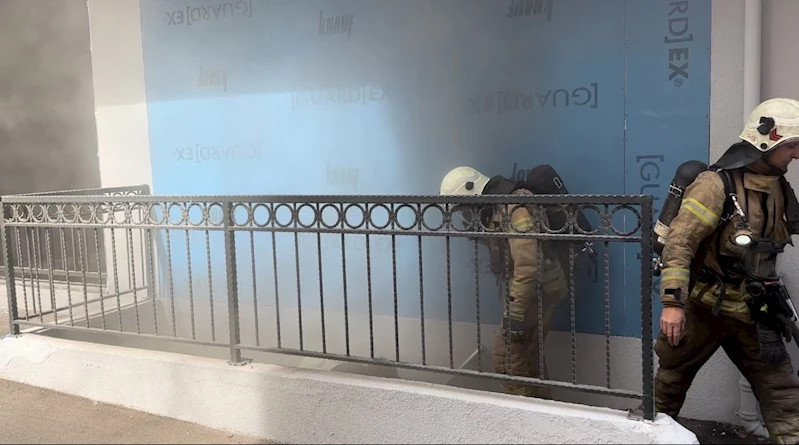 Üsküdar’da korkutan depo yangını