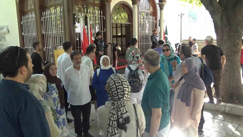 Sultan 2. Mahmut Han’ın torunu Bursa’da ecdadının kabri başında dua etti
