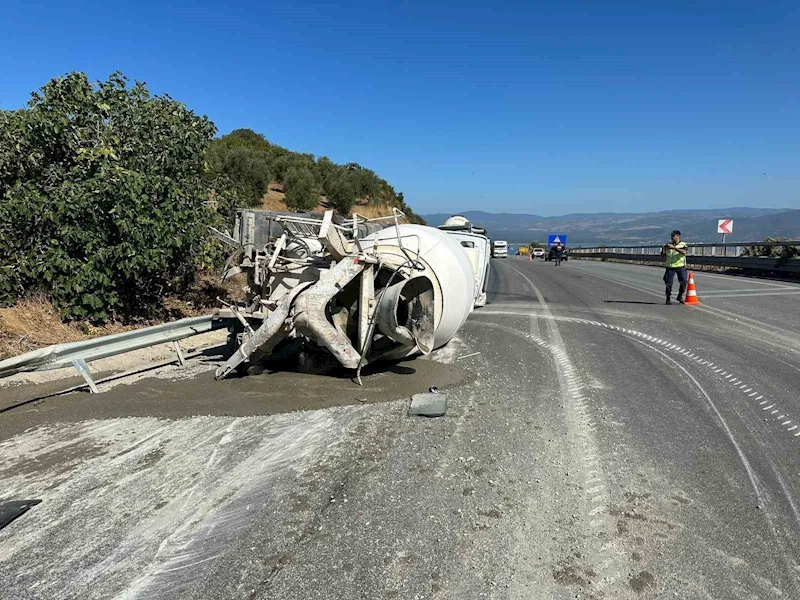 Aynı firmaya ait iki beton mikseri kafa kafaya çarpıştı: 1 ölü, 1 ağır yaralı
