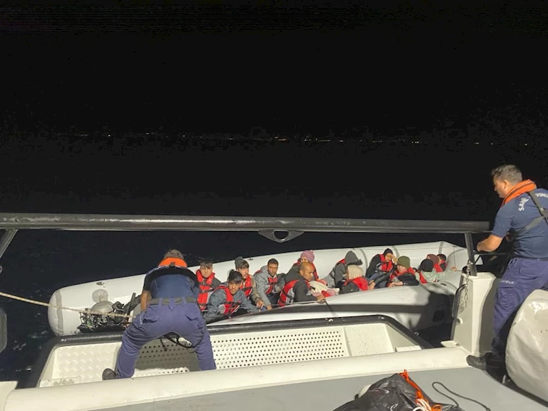 Sahil Güvenlik uçağının tespit ettiği 18 düzensiz göçmen Ayvalık açıklarında yakalandı
