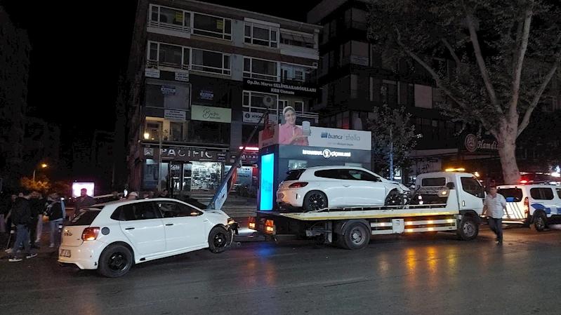 Kadıköy’de iki araç çarpışıp elektrik direğine vurdu: 3 yaralı
