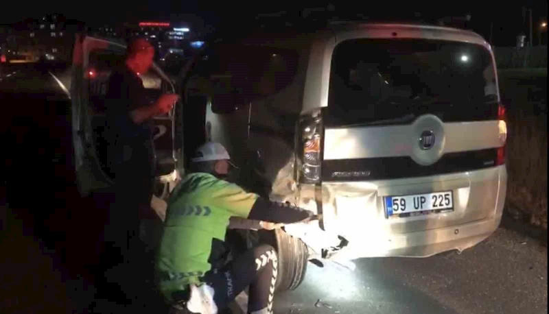 Tekirdağ’da iki otomobil çarpıştı: Tekeri sıkışan sürücüye polis yardım etti
