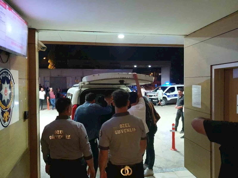 Birlikte hastaneye giden iki arkadaşın tartışması kavgaya dönüştü, o anlar kamerada
