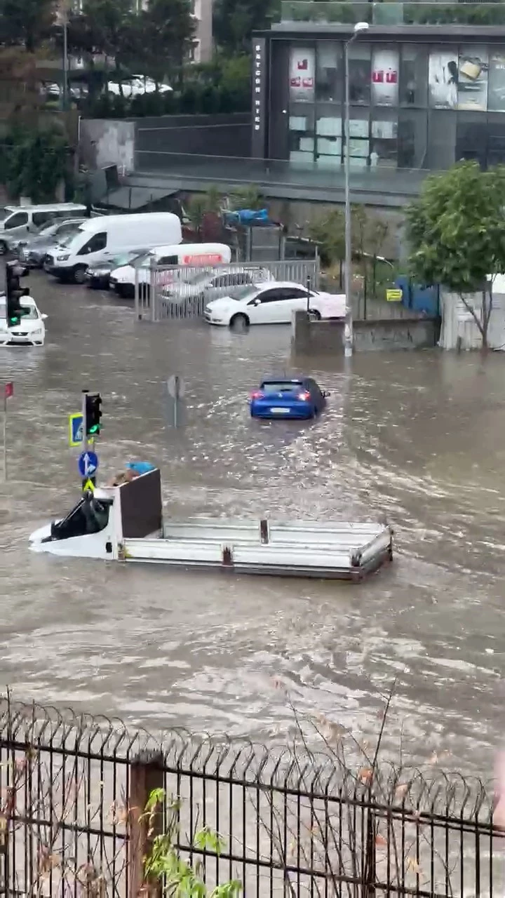 Küçükçekmece ve Başakşehir’de araçlar suya gömüldü
