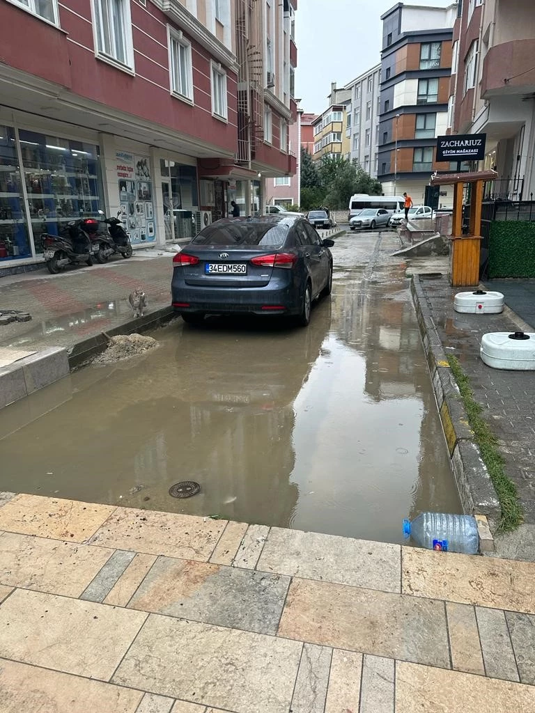Cadde ve sokakları su bastı
