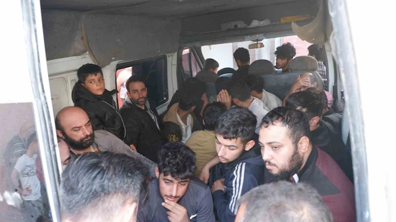 Evin duvarına çarparak durabilen minibüsten 19 göçmen çıktı
