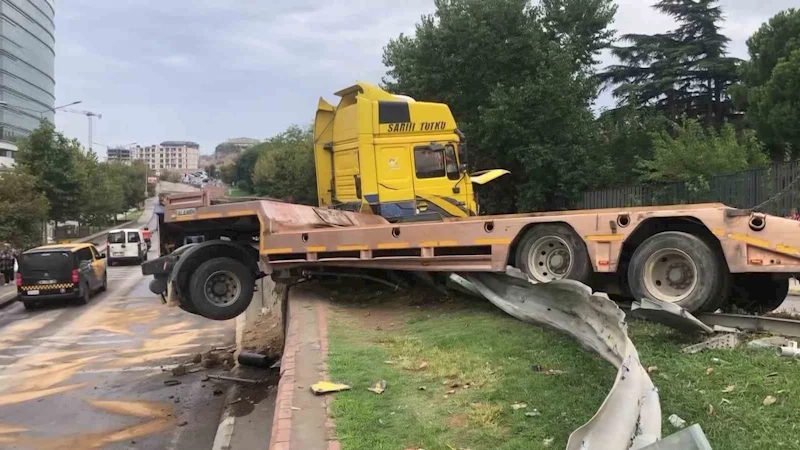 Pendik’te kaza yapan tır bariyerde asılı kaldı