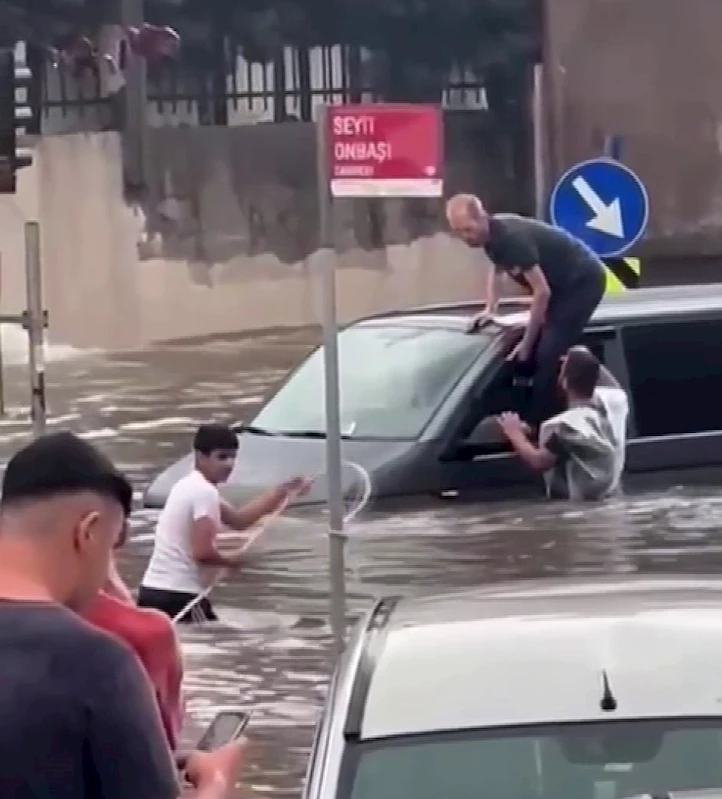 Başakşehir’de bir vatandaş aracı suda sürüklenmesin diye direğe bağladı
