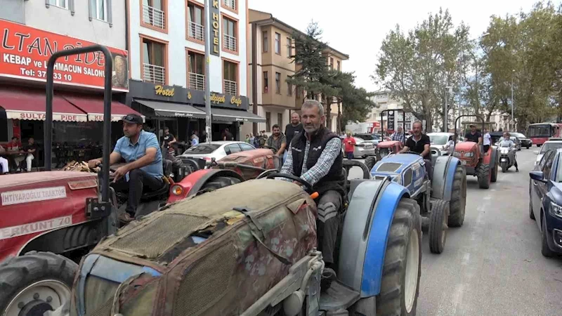 Traktörleriyle kortej katıldılar
