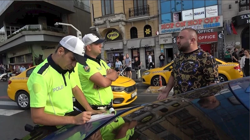 Taksim’de denetime takılan adam polis ekiplerine hakaret etti: 