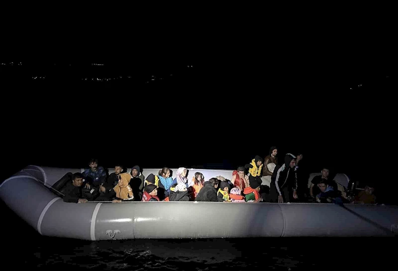 Lastik botları arızalanan ve sürüklenen 27 kaçak göçmen kurtarıldı
