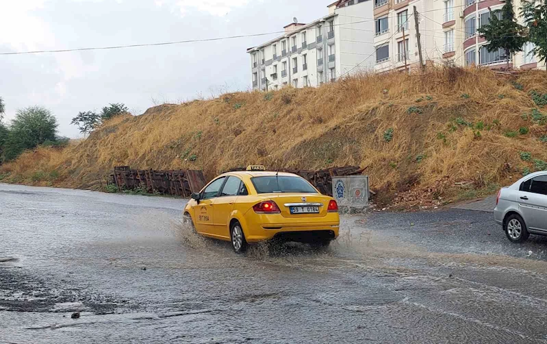 Tekirdağ’da şiddetli yağış 10 dakikada sokakları dereye dönüştürdü
