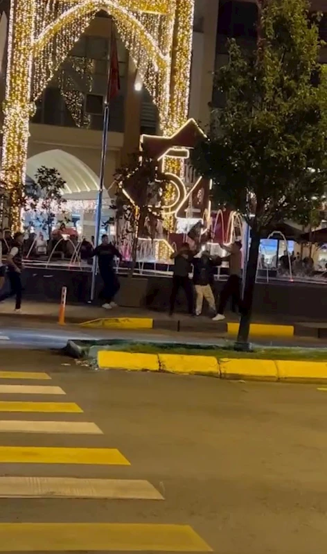 İki grup cadde ortasında birbirine girdi: Sandalyeler havada uçuştu