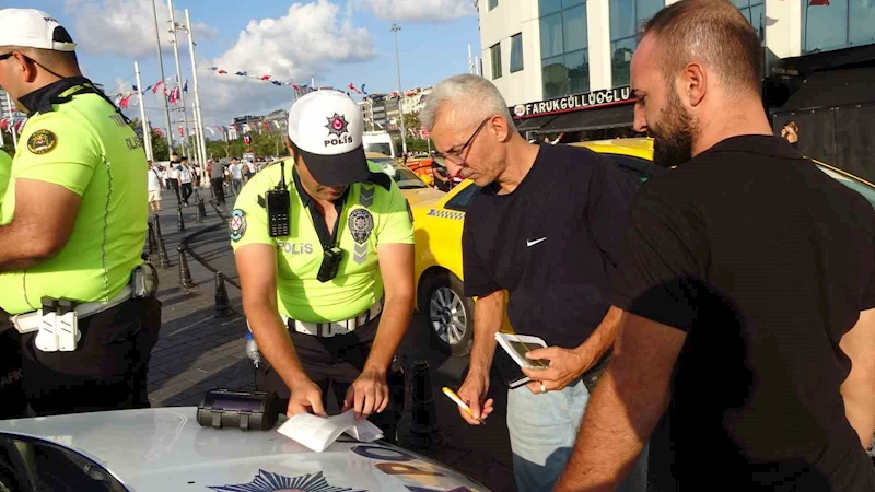 Taksim’de ticari taksiler denetlendi
