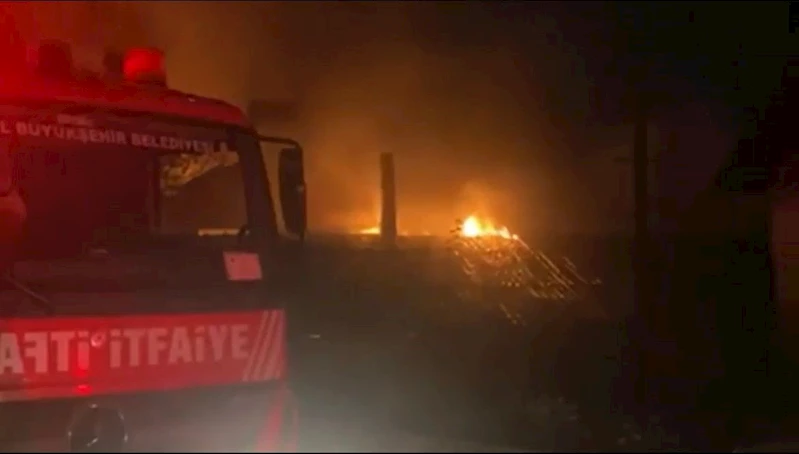 Sarıyer’de metruk bina alev alev yandı